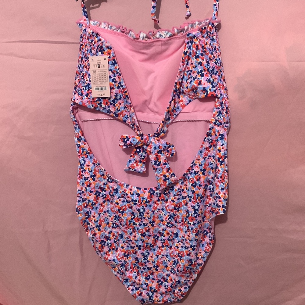 One piece bathingsuit, backless and it can be strapless! - Picture 4 of 6